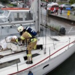 Blitzeinschlag in ein Segelboot im Zollhafen Hard
Am 12.7.2024 um 19:15 Uhr wurde die Polizei über einen Blitzeinschlag in ein Segelboot im Zollhafen Hard informiert , welches nun brennen würde. Beim Eintreffen einer Streife der Wasserpolizei war die Feuerwehr schon mit den Löscharbeiten im Inneren des Boots beschäftigt. Es konnte erhoben werden, dass der Blitz in den Mast des Segelboots eingeschlagen hatte. Dies wurde von einem Zeugen beobachtet. Die Feuerwehr schleppte das Boot nach erfolgreicher Brandbekämpfung zu einer Bootswerft. Durch die Überspannung wurde der Sicherungsverteiler an Land, an dem das Boot angeschlossen war, total zerstört. Benachbarte Boote, die ebenfalls am selben Verteiler angeschlossen waren, dürften zumindest einen Schaden an der Elektrik davongetragen haben. Die Feuerwehr Hard war mit drei Fahrzeugen und einem Boot mit insgesamt 28 Mann, die Wasserpolizei Hard mit einem Fahrzeug und zwei Mann im Einsatz.
Landesverkehrsabteilung - Wasserpolizei, Tel. +43 (0) 59 133 8134, foto Maurice Shourot