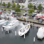 Blitzeinschlag in ein Segelboot im Zollhafen Hard
Am 12.7.2024 um 19:15 Uhr wurde die Polizei über einen Blitzeinschlag in ein Segelboot im Zollhafen Hard informiert , welches nun brennen würde. Beim Eintreffen einer Streife der Wasserpolizei war die Feuerwehr schon mit den Löscharbeiten im Inneren des Boots beschäftigt. Es konnte erhoben werden, dass der Blitz in den Mast des Segelboots eingeschlagen hatte. Dies wurde von einem Zeugen beobachtet. Die Feuerwehr schleppte das Boot nach erfolgreicher Brandbekämpfung zu einer Bootswerft. Durch die Überspannung wurde der Sicherungsverteiler an Land, an dem das Boot angeschlossen war, total zerstört. Benachbarte Boote, die ebenfalls am selben Verteiler angeschlossen waren, dürften zumindest einen Schaden an der Elektrik davongetragen haben. Die Feuerwehr Hard war mit drei Fahrzeugen und einem Boot mit insgesamt 28 Mann, die Wasserpolizei Hard mit einem Fahrzeug und zwei Mann im Einsatz.
Landesverkehrsabteilung - Wasserpolizei, Tel. +43 (0) 59 133 8134, foto Maurice Shourot